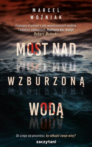 Most nad wzburzoną wodą