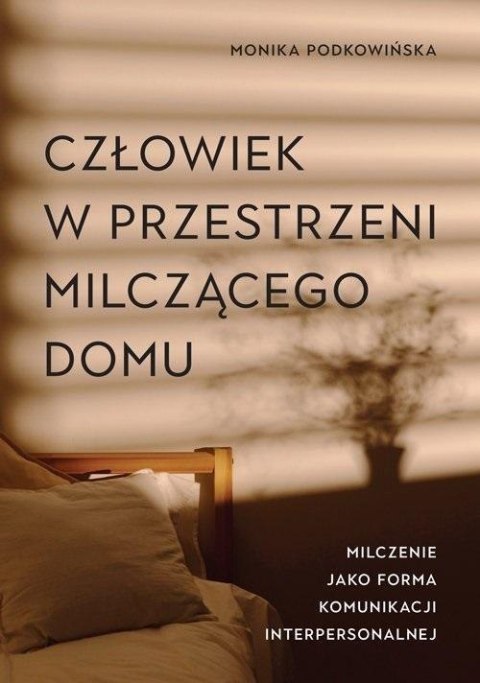 Człowiek w przestrzeni milczącego domu