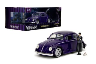 Auto Volkswagen Beetle 1:24 z figurką Wednesday
